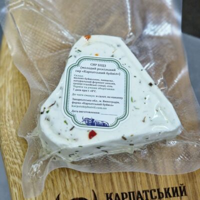 Традиційний закарпатський сир "Будз" з додаванням італійський спецій.